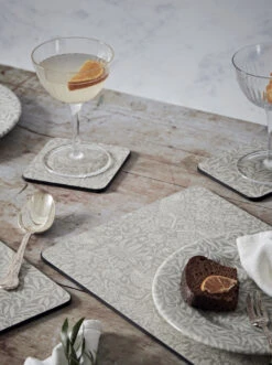 Strawberry Thief Glazen Onderzetter 6-pack 5 Strawberry Thief Glazen Onderzetter 6-pack -Huis Keuken 509450 01 2 EnvironmentImage 7334a8433a